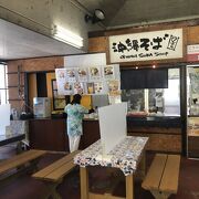 沖縄グルメが楽しめるミニフードコート的な店