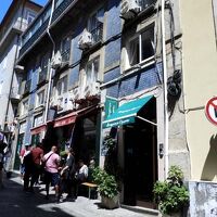 入り口は階段を上がるのみで、１（日本式２）階に受付がある。