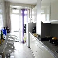 朝食を摂る台所。常時ある飲み物や果物は自由に取れる。