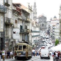 クレリゴス教会（正面）の手前左にある