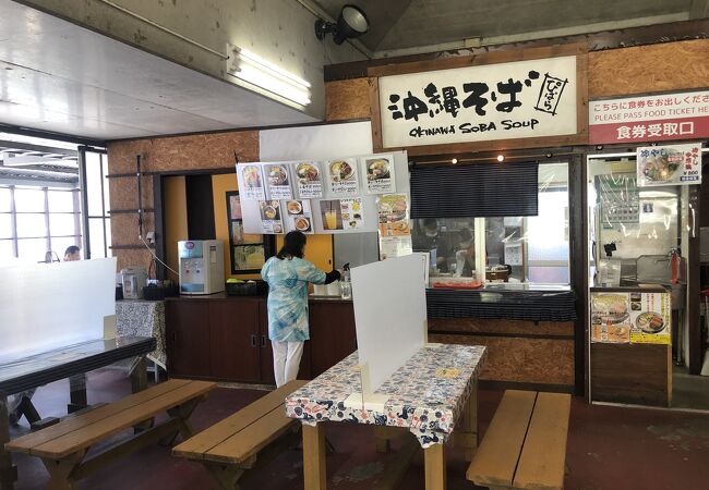 沖縄グルメが楽しめるミニフードコート的な店
