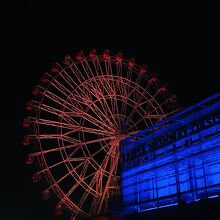 赤くライトアップ