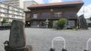 かわいらしい狸の置物が見どころです