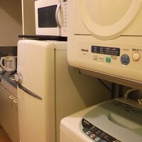 洗濯機・乾燥機が室内備え付け。冷蔵庫と電子レンジで自炊可能。