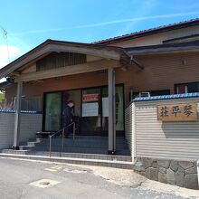 琴平荘の玄関。まさに旅館の面構え