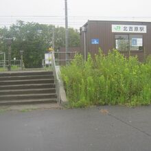 対向ホームの双方の待合室がシンメトリーな北吉原駅の様子。