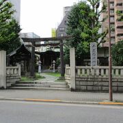 樋口一葉の文学碑も建てられていました