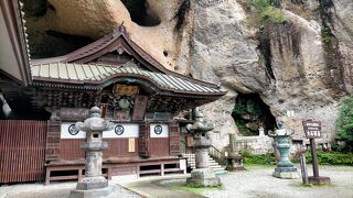 平安時代に弘法大師が彫ったという千手観音の磨崖仏が見事でした