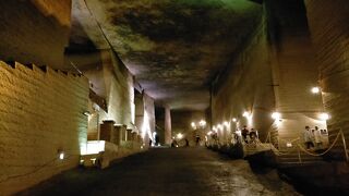 まるで地下迷宮や古代遺跡のような神秘的な地下空間