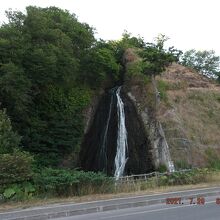 岩肌を滑り落ちるような滝です