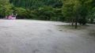 8月中旬の夕方に広場を訪問