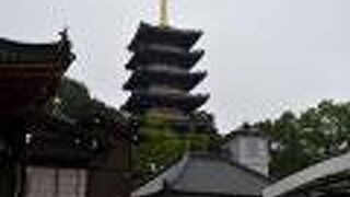 真新しい五重の塔