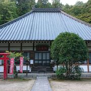 周囲を多くの木々に囲まれたお寺