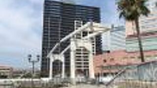 白いはね橋がある広場