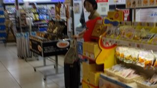 空港のコンビニエンスストア