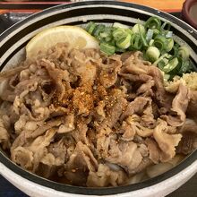 牛肉ぶっかけうどんです。