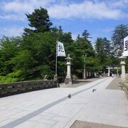 「上杉神社」までの参道がまっすぐに伸びていて壮観