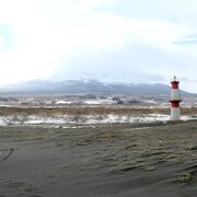 駒ケ岳のすそ野に広がる海浜草原にぽつんと灯台