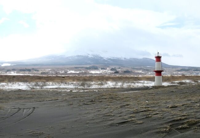 駒ケ岳のすそ野に広がる海浜草原にぽつんと灯台