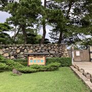 高松城跡を整備した公園！高松築港駅と一体化してる感じです