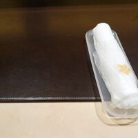 フロントデスクでのおしぼり、取り出しやすいような工夫が！