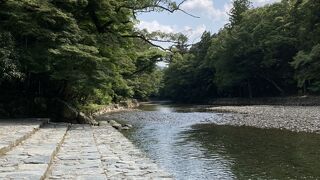 伊勢神宮・内宮の御手洗場！川の流れに心も洗われます