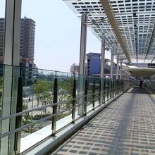 駅から続きます。