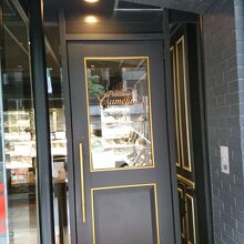 硝子越しに店内の全体が見える