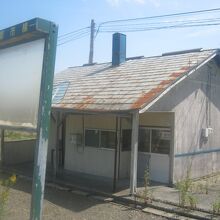 旧札比内駅に関しては、駅舎は残存するも中には入れず…。