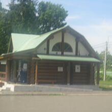 流石に旧月ヶ岡駅の立派な建物は残存しています。