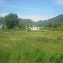 車窓から眺めた旧本中小屋駅の遠景。