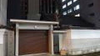 山門でなくシャッターなのが残念