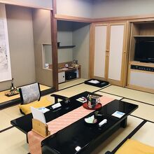 15畳の居間と10畳の寝室の2部屋です