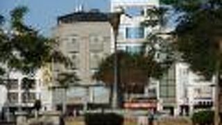 台鉄台南駅から中山路を道なりに真っすぐ15分程歩くと正面にあります