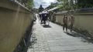 京都らしい風情を感じる石畳の道