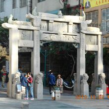 一つの門に8頭もの獅子が居る