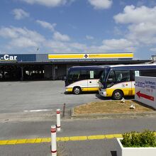 バスに乗ってここまで来ます