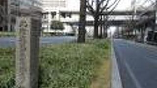 御堂筋沿いの植え込みにあります