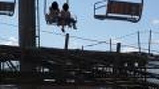 砂丘に行く短いリフト