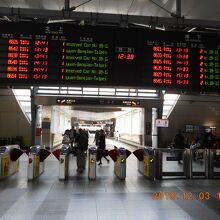 改札や電光掲示板は言語の違いだけです