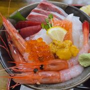 新鮮な海鮮がてんこ盛りの海鮮丼