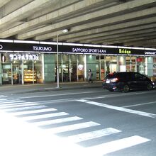 駅横の高架下にあります