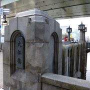 江戸時代にルーツを持つ歴史的な橋