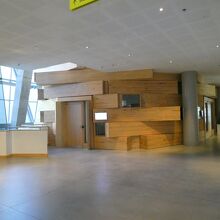 ザ グッズ ライン側入口から中へ入るとロビー