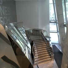 左右非対称の階段で下のロビーへ