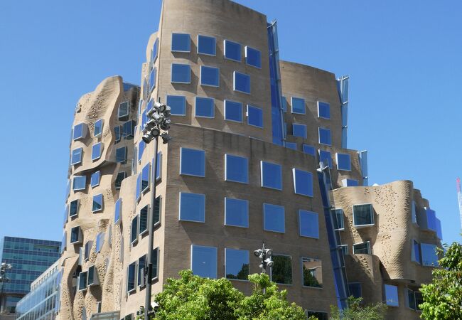 かつての貨物引込み線跡を活用