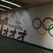 駅構内はオリンピックカラーです。