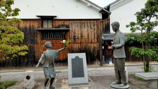 近江兄弟社の目の前に設置されたヴォーリズと少女の像