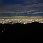 車が止められ、車から夜景が眺められます。