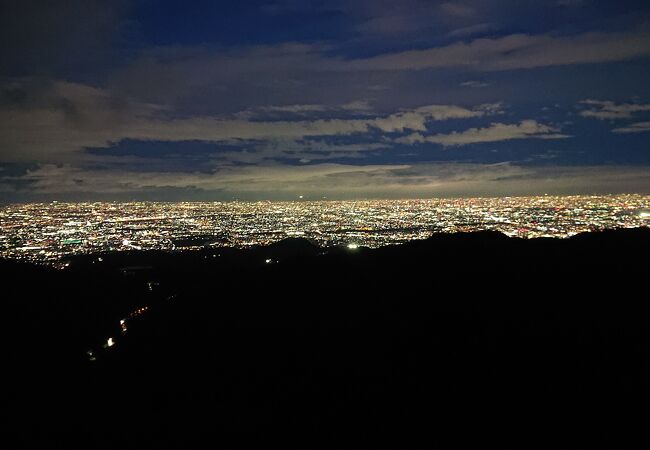 車が止められ、車から夜景が眺められます。